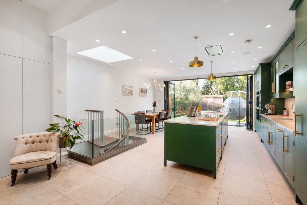 Property photo 1 of 16 Photo 4