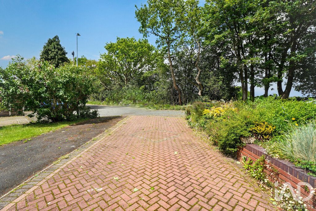Property photo 2 of 41