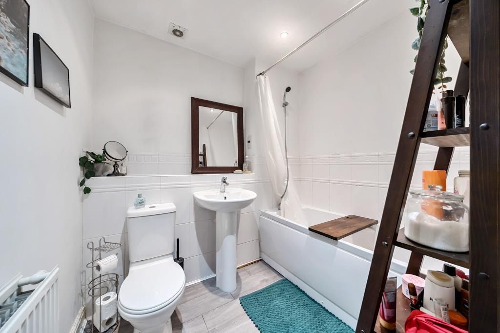 Property photo 3 of 11 Bathroom