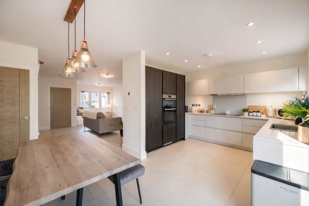 Property photo 2 of 8 Kitchen/Dining