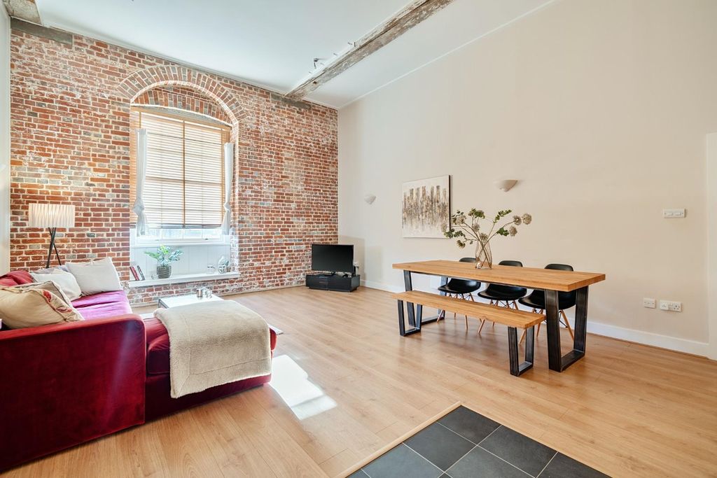 Property photo 2 of 21 1386725-13-695Bb145686B5.Jpg