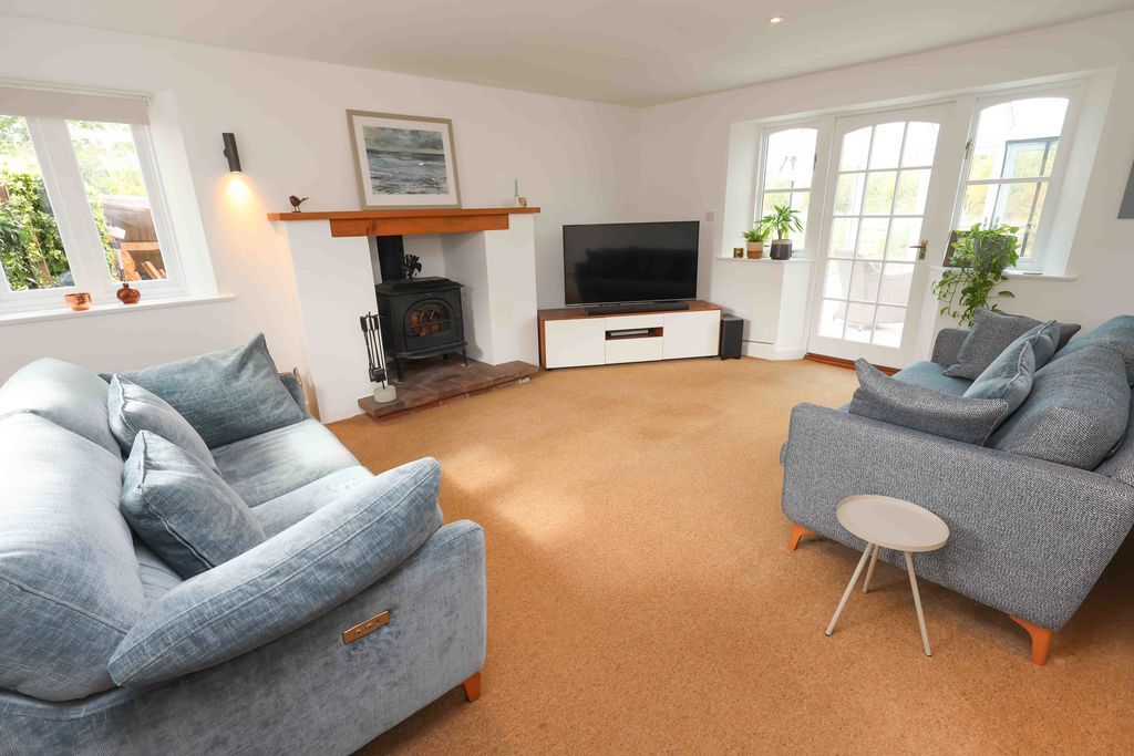 Property photo 2 of 38 Sitting Room