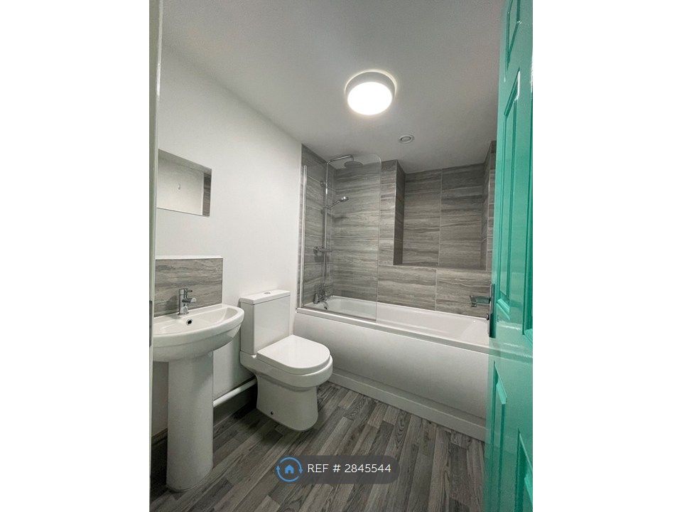 Property photo 2 of 8 Bedroom 5 - Ensuite