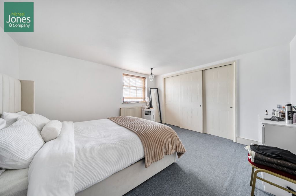 Property photo 3 of 11 Main Bedroom