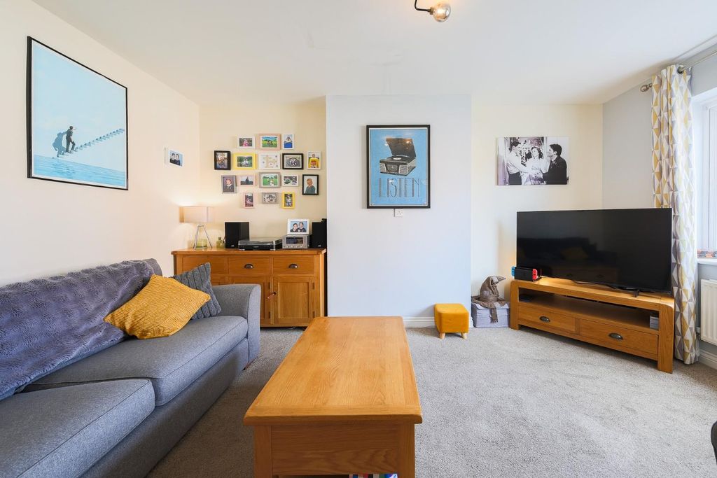 Property photo 3 of 18 Lounge