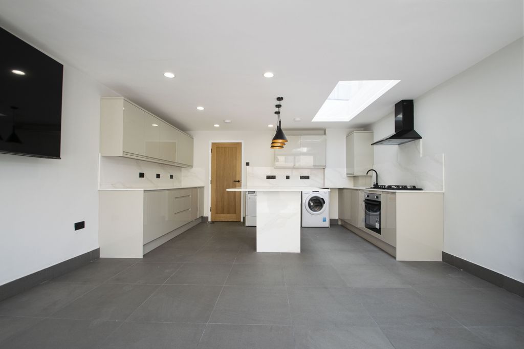 Property photo 2 of 14 Photo 4