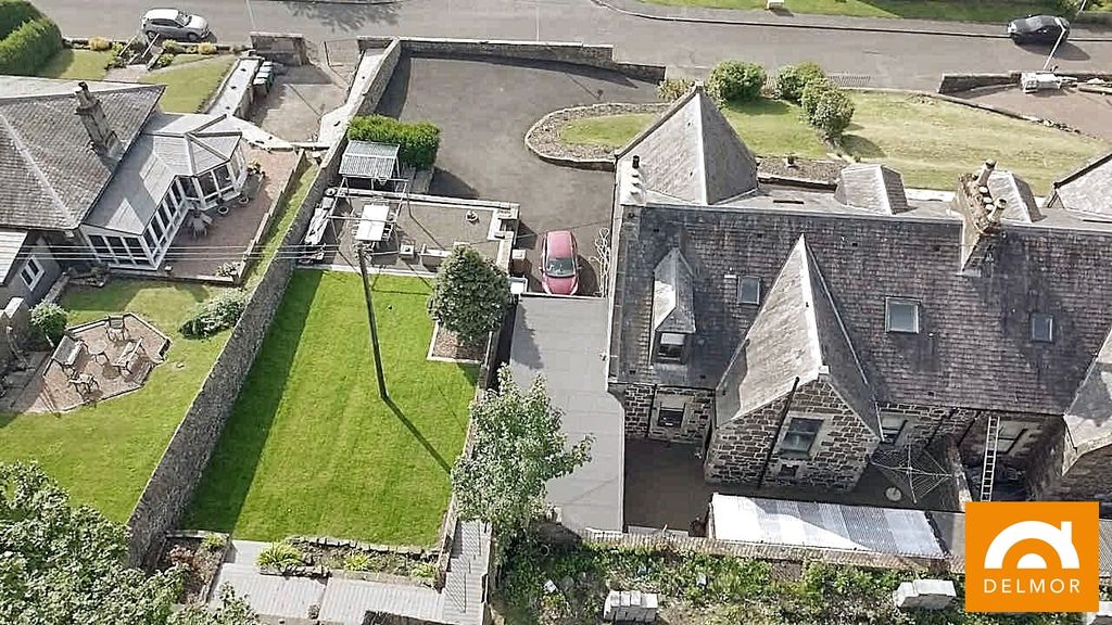 Property photo 2 of 33
