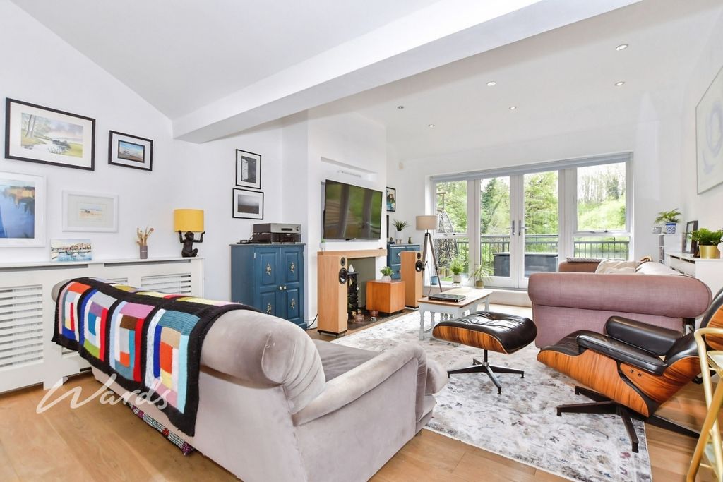 Property photo 1 of 14 Lounge