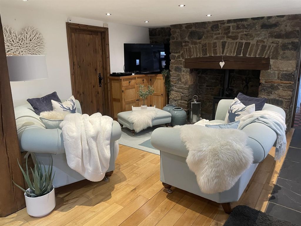 Property photo 3 of 29 Open-Plan Lounge