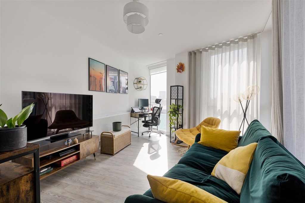 Property photo 2 of 28 Bundocks Walk, E3