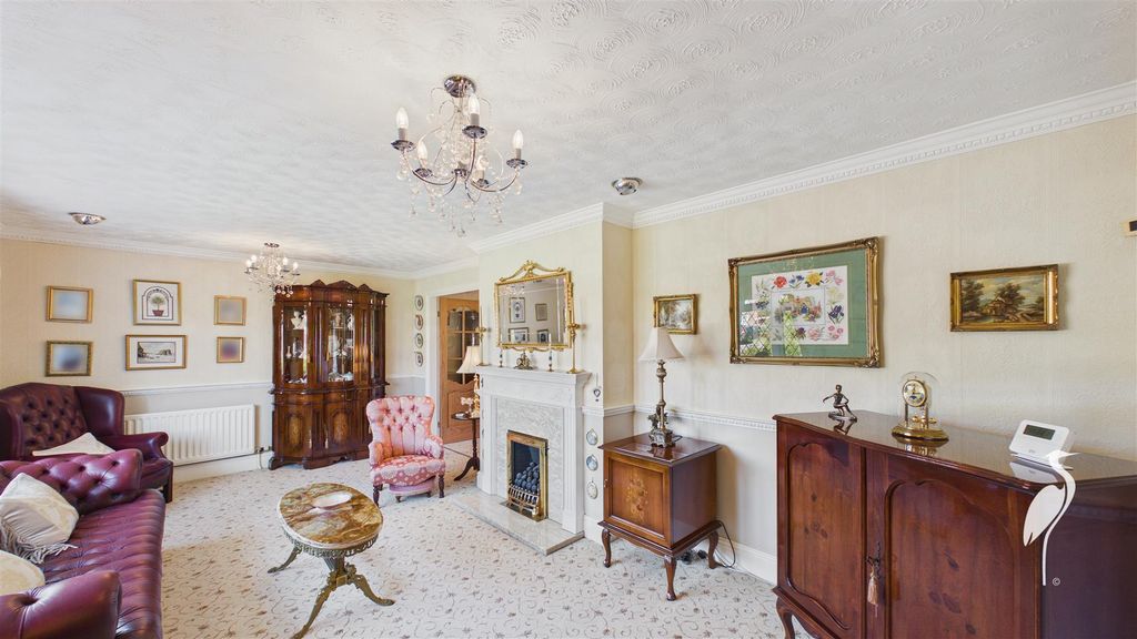 Property photo 3 of 37 Lounge