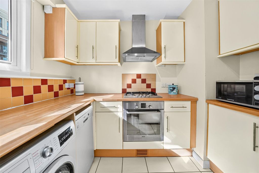 Property photo 3 of 18 Kitchen