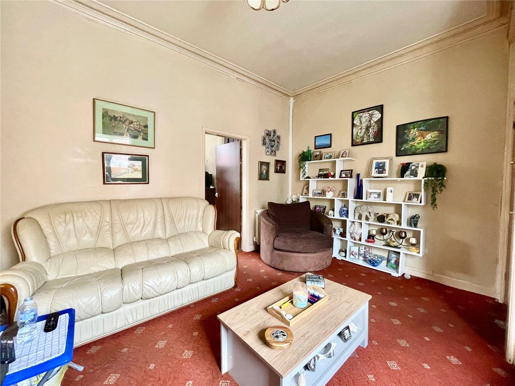 Property photo 3 of 10 Lounge