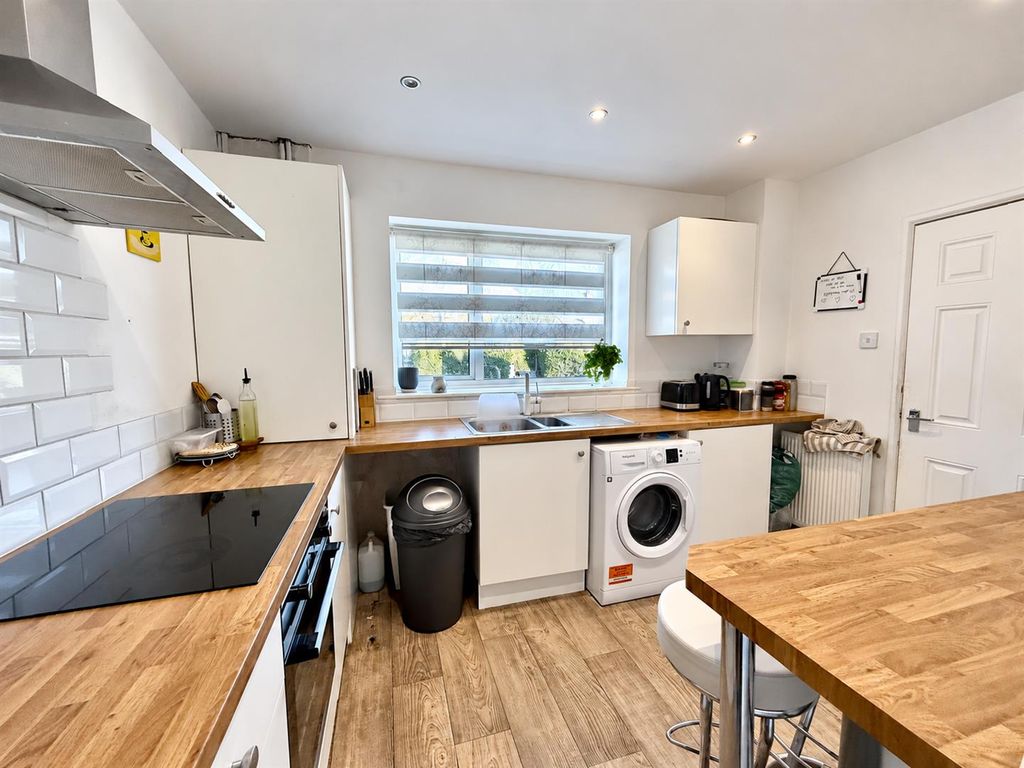 Property photo 2 of 21 Fitted Breakfast Kitchen: