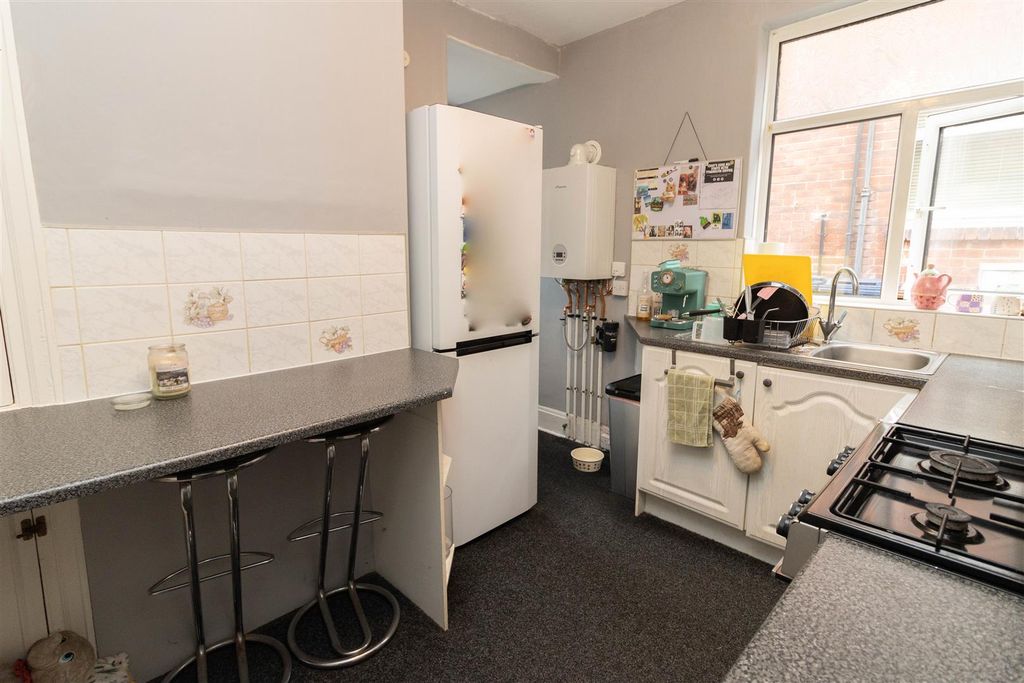 Property photo 3 of 7 Kitchen