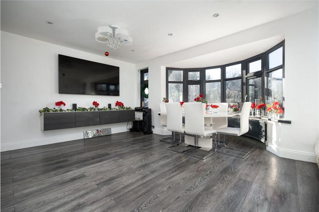 Property photo 2 of 20 Living/Dining Room