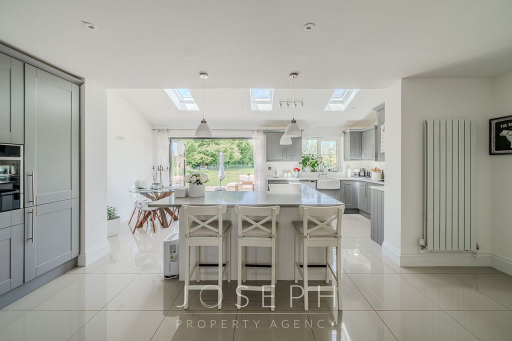 Property photo 2 of 50
