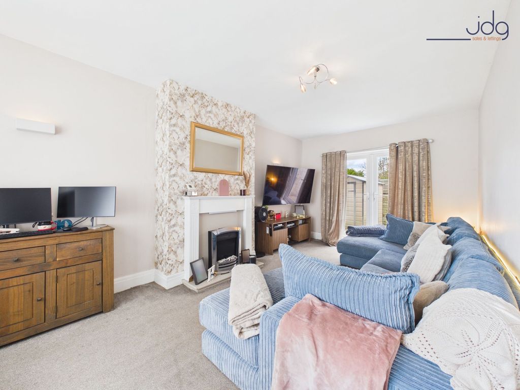 Property photo 3 of 12 Spacious Cosy Lounge