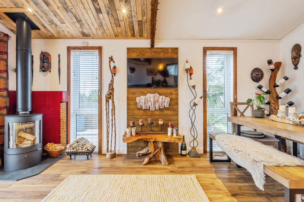 Property photo 3 of 18 Dining Area