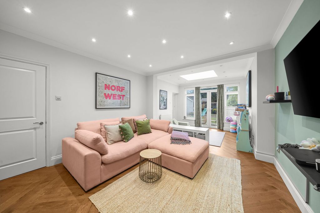 Property photo 3 of 12