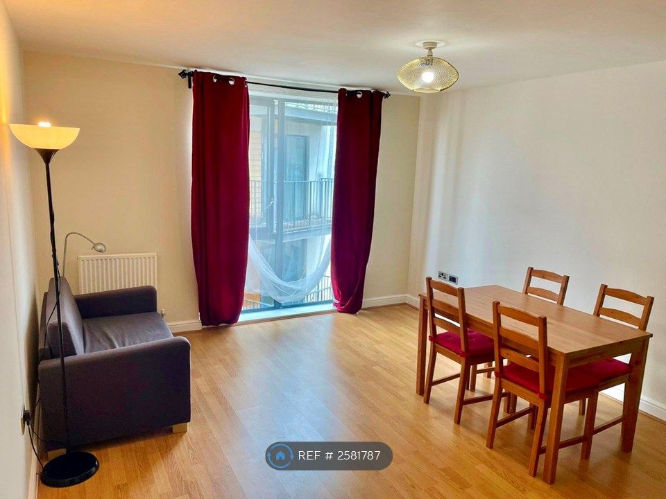 Property photo 1 of 8 Living/ Dinning Room