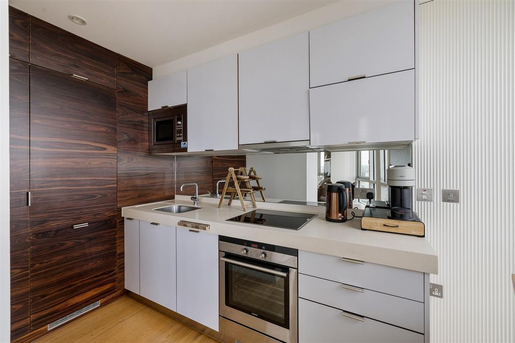 Property photo 3 of 43 Fairmont Avenue, E14