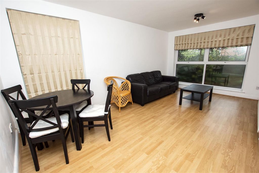 Property photo 1 of 6 Approach