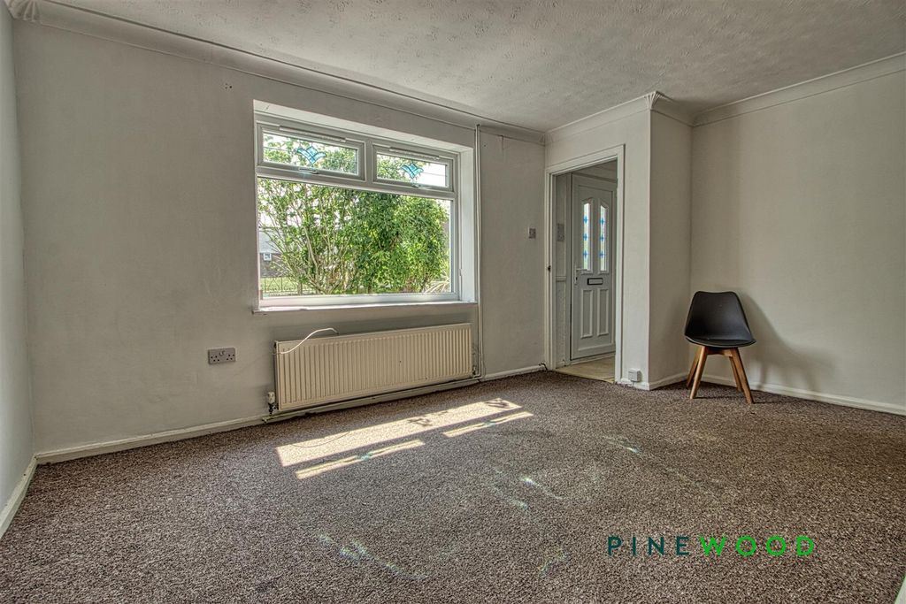 Property photo 3 of 14 Lounge