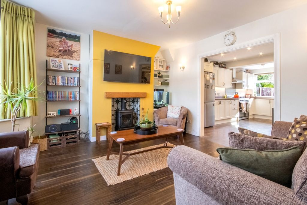 Property photo 2 of 20 Leslie-13