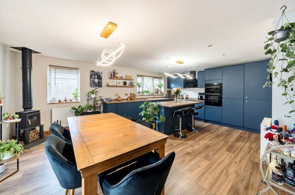 Property photo 2 of 23 672A4B3E8Ecd9-l-1209636 (5)
