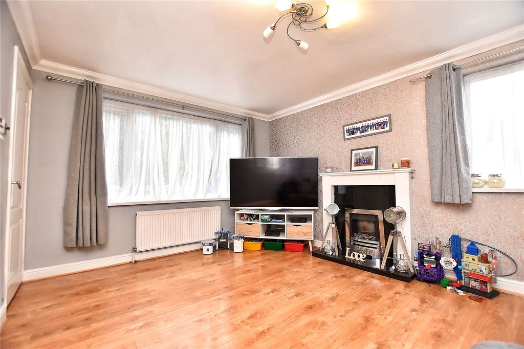 Property photo 3 of 18 Living Room