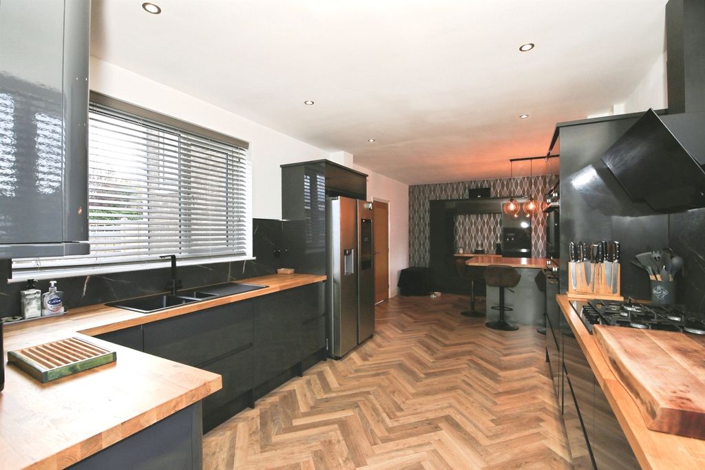 Property photo 3 of 31