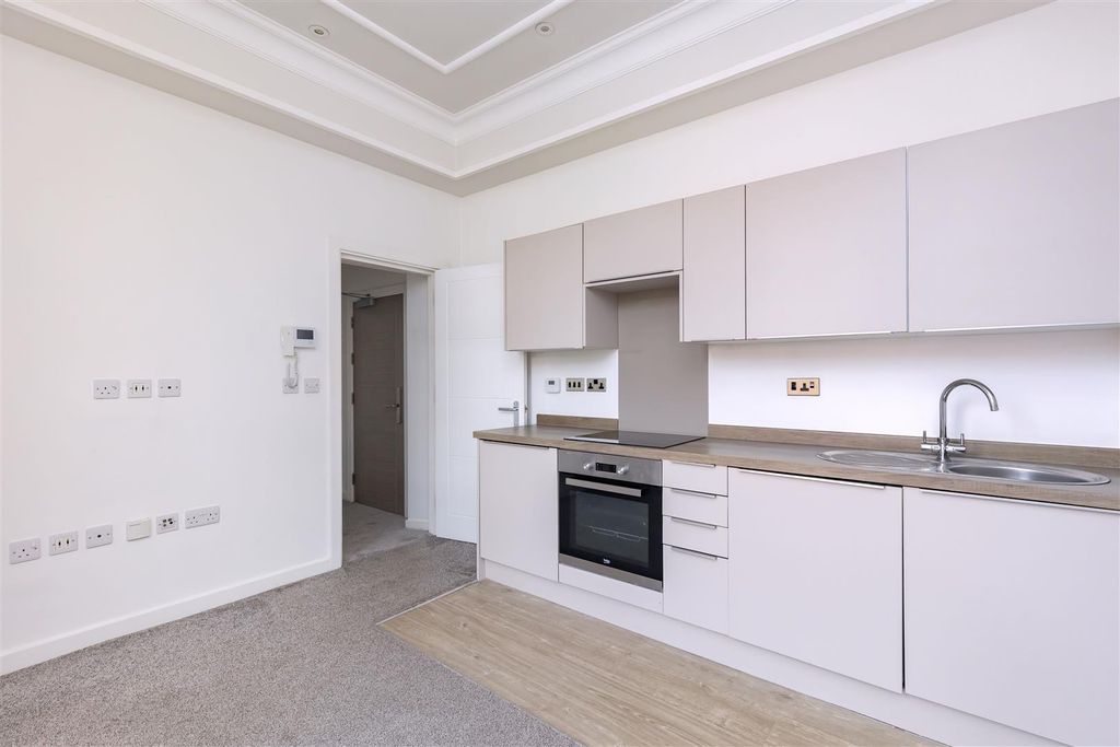 1 bed flat for salePark Road, Chorley PR7 photo 4