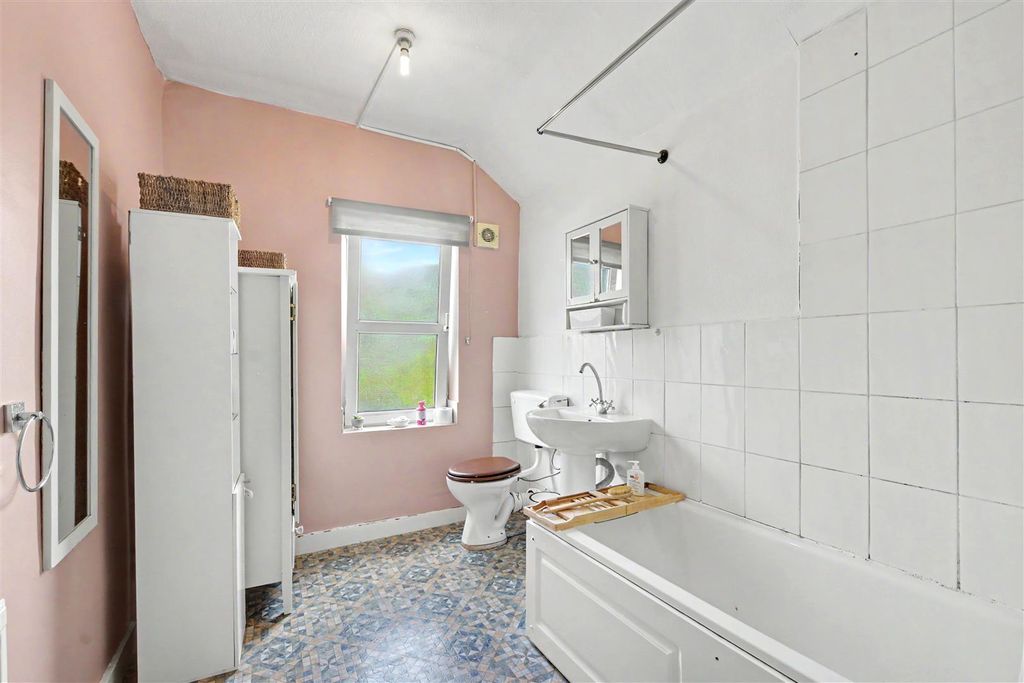 Property photo 3 of 9 Bathroom.Jpeg