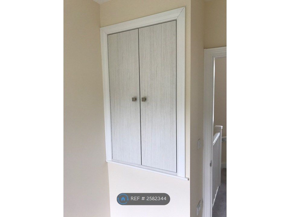 Property photo 3 of 5 Fitted Wardrobe