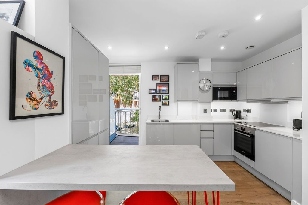 Property photo 3 of 28 Reception/Kitchen