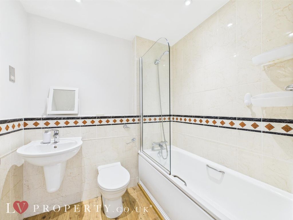 Property photo 2 of 10 Bathroom
