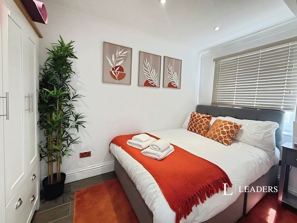 Property photo 1 of 6 Bedroom