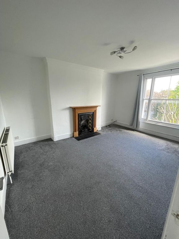 Property photo 1 of 7 Living Room