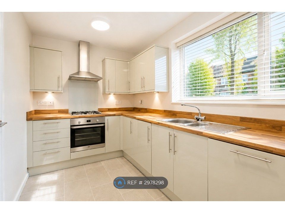 Property photo 3 of 12 Kitchen