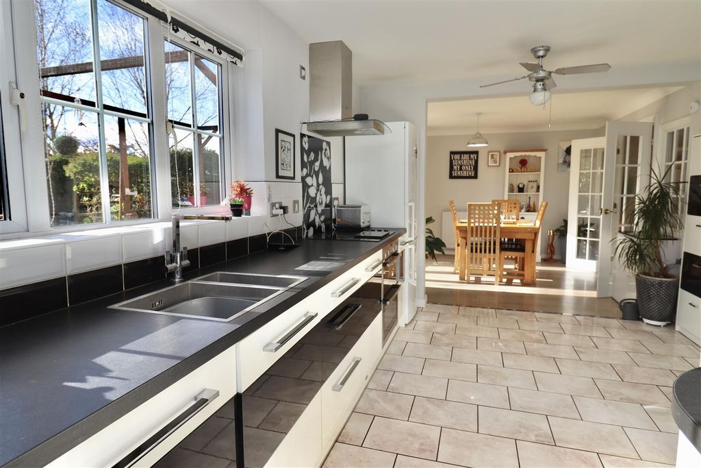 Property photo 2 of 27 Breakfast Kitchen