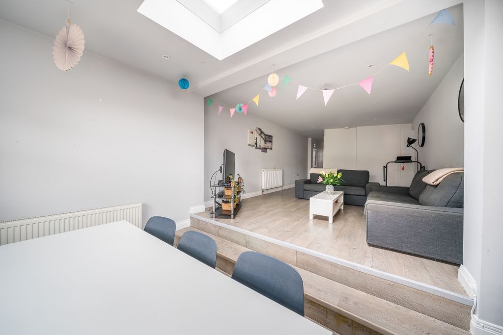 Property photo 2 of 18 3 Kellino Street 11