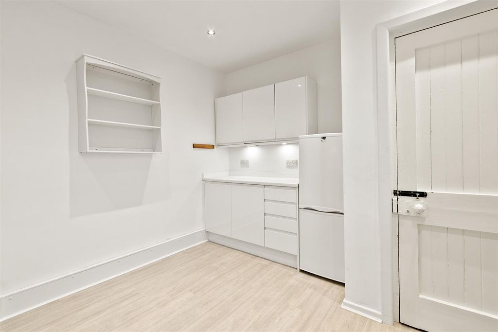 Property photo 3 of 21 New-St-11.Jpg