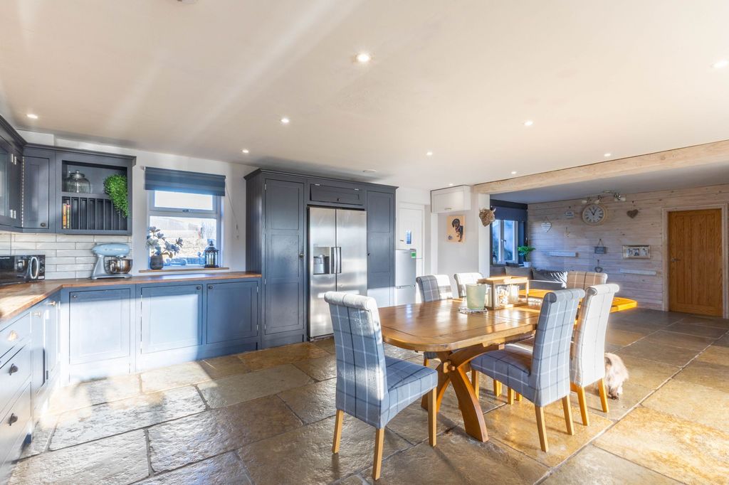 Property photo 3 of 34