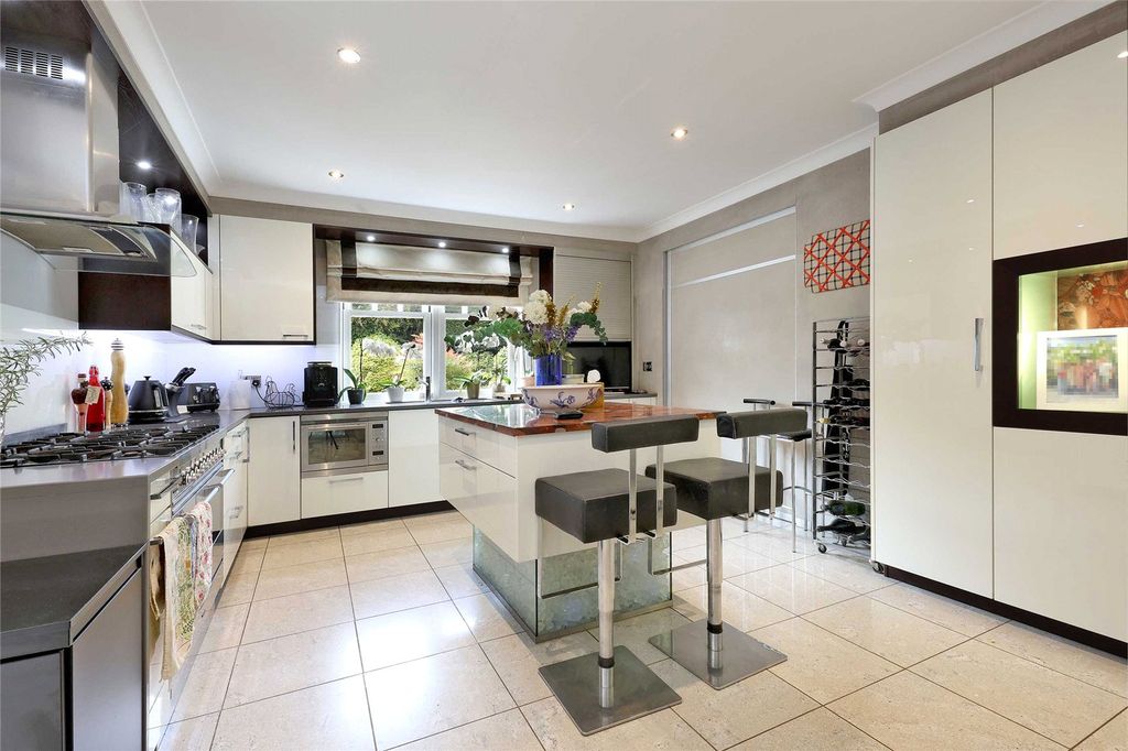 Property photo 2 of 15 Kitchen/Breakfast