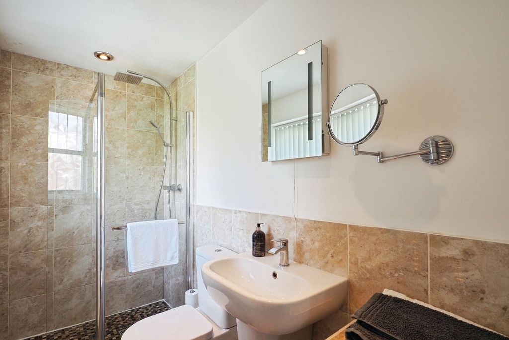 Property photo 2 of 18 En-Suite