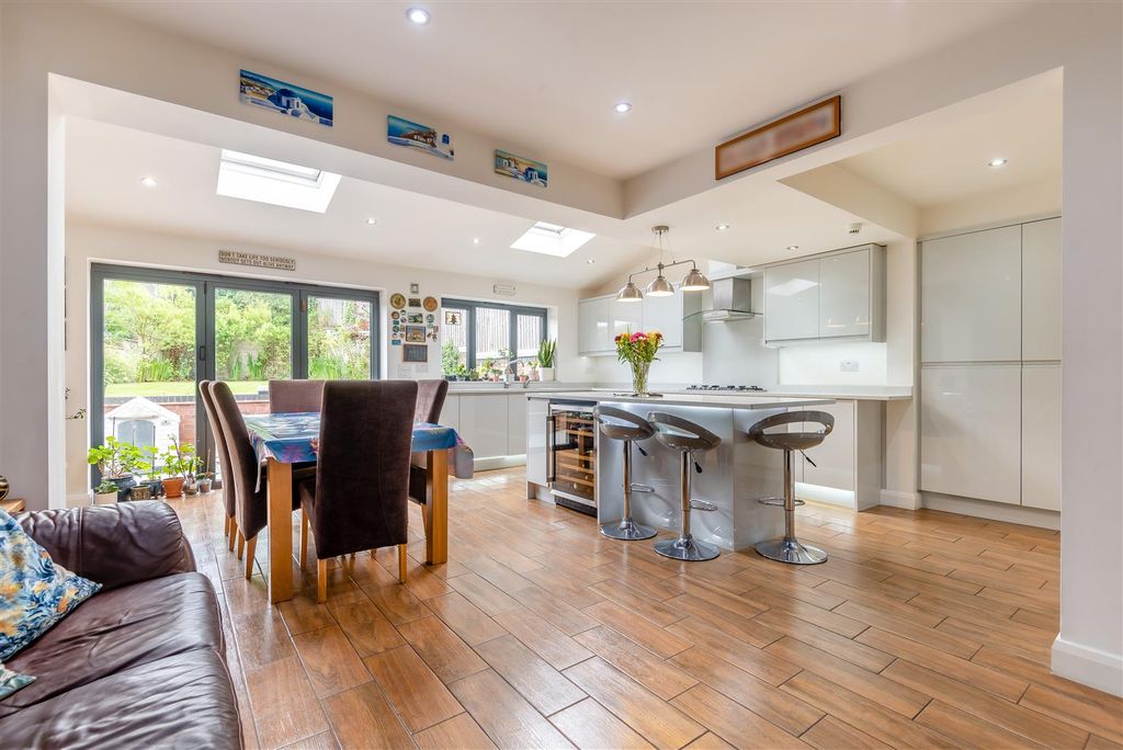 Property photo 2 of 22 8596089-Interior18v2.Jpg