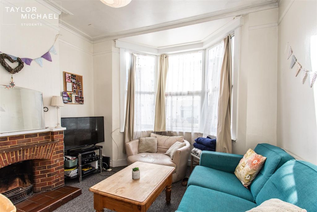 Property photo 1 of 21 Living Room