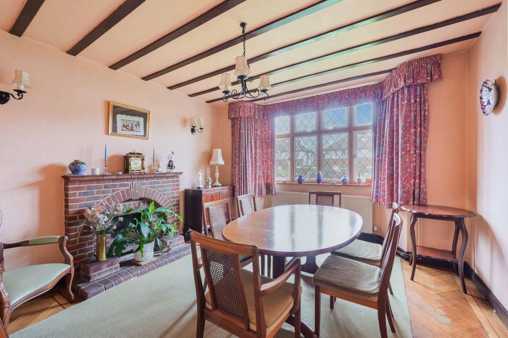 Property photo 2 of 19 Fiddicroft Avenue (16).Jpg