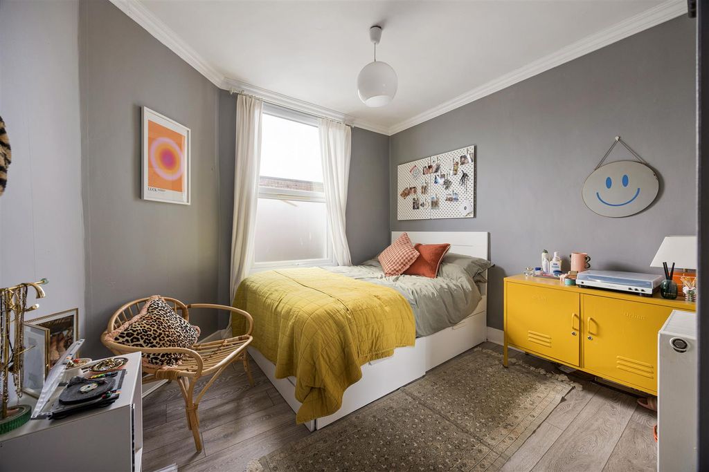 Property photo 3 of 17 Lea Bridge Road, E10